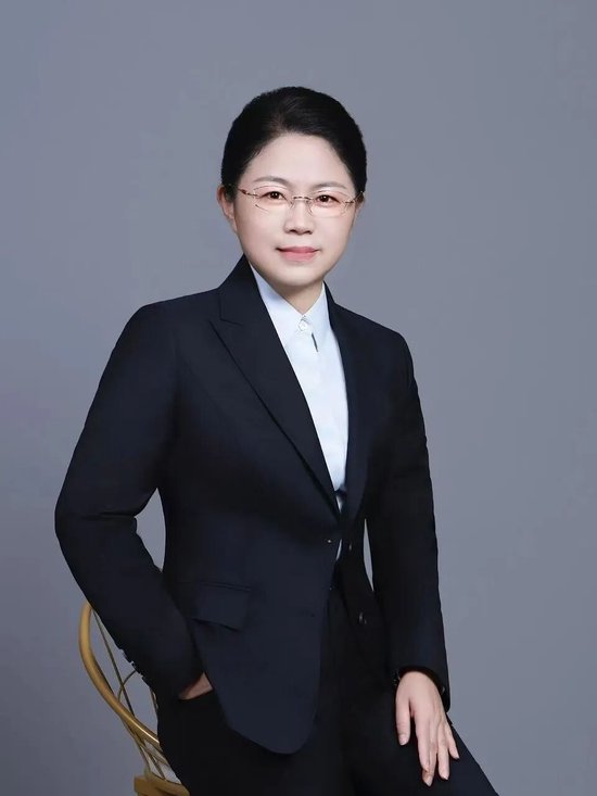 千亿公募董事长	，她被聘为A股银行副行长
